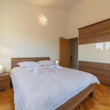 ヴィラ Idyllic Getaway With Pool - Five Bedroom With Pool *