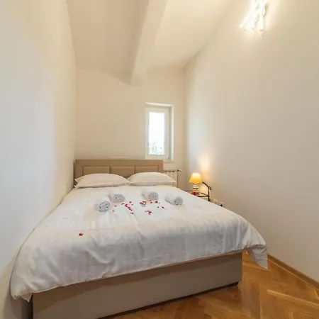 ヴィラ Idyllic Getaway With Pool - Five Bedroom With Pool Lovreć
