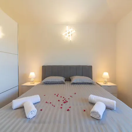 Idyllic Getaway With Pool - Five Bedroom With Pool ヴィラ *
