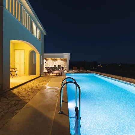 Idyllic Getaway With Pool - Five Bedroom With Pool Lovreć