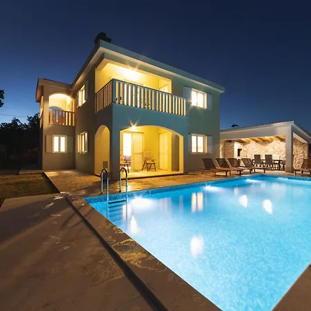 Idyllic Getaway With Pool - Five Bedroom With Pool ヴィラ *