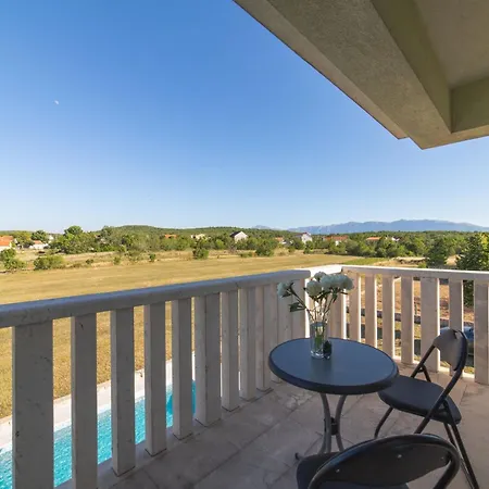 Idyllic Getaway With Pool - Five Bedroom With Pool