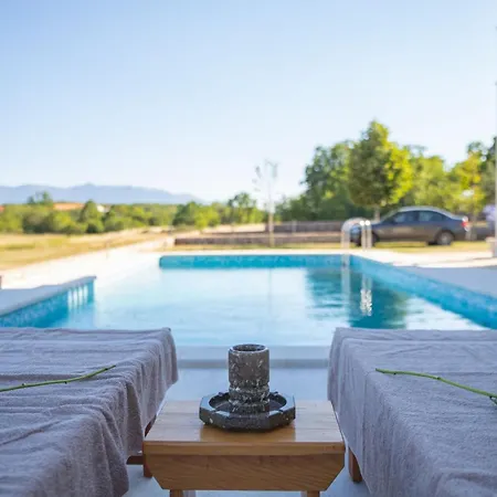 Idyllic Getaway With Pool - Five Bedroom With Pool ヴィラ Lovreć