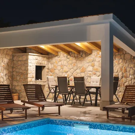 Idyllic Getaway With Pool - Five Bedroom With Pool Lovreć