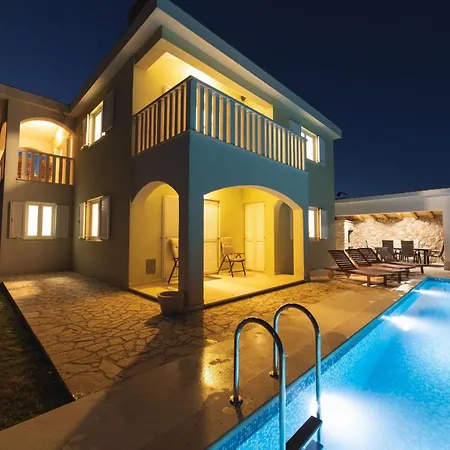Idyllic Getaway With Pool - Five Bedroom With Pool * Lovreć